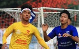 [ẢNH] Cầu thủ trường Đoàn Thị Điểm fair-play an ủi đối thủ sau trận thắng giòn giã
