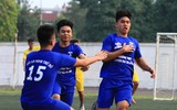 [ẢNH] Cầu thủ trường Đoàn Thị Điểm fair-play an ủi đối thủ sau trận thắng giòn giã