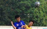 [ẢNH] Cầu thủ trường Đoàn Thị Điểm fair-play an ủi đối thủ sau trận thắng giòn giã