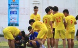 [ẢNH] Cầu thủ trường Đoàn Thị Điểm fair-play an ủi đối thủ sau trận thắng giòn giã