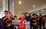 Chùm ảnh Giggs và Scholes đến Hà Nội trong sự chào đón nồng nhiệt của fan M.U