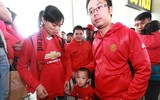 Chùm ảnh Giggs và Scholes đến Hà Nội trong sự chào đón nồng nhiệt của fan M.U