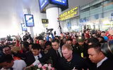 Chùm ảnh Giggs và Scholes đến Hà Nội trong sự chào đón nồng nhiệt của fan M.U