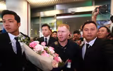 Chùm ảnh Giggs và Scholes đến Hà Nội trong sự chào đón nồng nhiệt của fan M.U