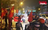 [ẢNH] Hân hoan ngập tràn phố phường Hà Nội trong đêm U23 Việt Nam lập kỳ tích