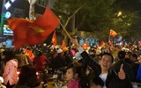 [ẢNH] Hân hoan ngập tràn phố phường Hà Nội trong đêm U23 Việt Nam lập kỳ tích