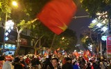 [ẢNH] Hân hoan ngập tràn phố phường Hà Nội trong đêm U23 Việt Nam lập kỳ tích