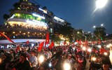 [ẢNH] Biển người đổ ra đường ăn mừng trong ngày trọng đại của bóng đá Việt Nam