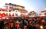 [ẢNH] Biển người đổ ra đường ăn mừng trong ngày trọng đại của bóng đá Việt Nam