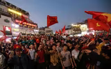[ẢNH] Biển người đổ ra đường ăn mừng trong ngày trọng đại của bóng đá Việt Nam