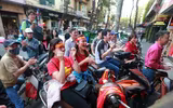 [ẢNH] Biển người đổ ra đường ăn mừng trong ngày trọng đại của bóng đá Việt Nam
