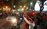 [ẢNH] Biển người đổ ra đường ăn mừng trong ngày trọng đại của bóng đá Việt Nam