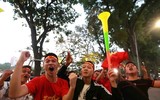 [ẢNH] Biển người đổ ra đường ăn mừng trong ngày trọng đại của bóng đá Việt Nam