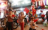 [ẢNH] Biển người đổ ra đường ăn mừng trong ngày trọng đại của bóng đá Việt Nam