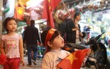 [ẢNH] Biển người đổ ra đường ăn mừng trong ngày trọng đại của bóng đá Việt Nam