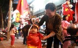 [ẢNH] Biển người đổ ra đường ăn mừng trong ngày trọng đại của bóng đá Việt Nam