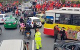 [ẢNH] Người hâm mộ phủ đỏ sân bay Nội Bài, háo hức chờ những người hùng U23 Việt Nam