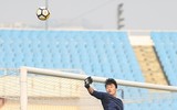 [ẢNH] Thủ môn hotboy Bùi Tiến Dũng bị fan 