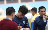 [ẢNH] Thủ môn hotboy Bùi Tiến Dũng bị fan 