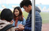 [ẢNH] Thủ môn hotboy Bùi Tiến Dũng bị fan 