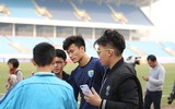 [ẢNH] Thủ môn hotboy Bùi Tiến Dũng bị fan 