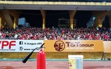 [ẢNH] Lính cứu hỏa vất vả dập tắt hàng chục quả pháo sáng trên sân Hàng Đẫy