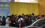 [ẢNH] CĐV quây kín cửa sân Hàng Đẫy chờ gặp thần tượng U23 Việt Nam