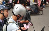 [ẢNH] CĐV quây kín cửa sân Hàng Đẫy chờ gặp thần tượng U23 Việt Nam