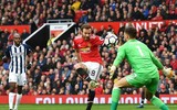 [ẢNH] Mourinho cay đắng, sao M.U thất thểu khi dâng cúp vô địch cho Man City