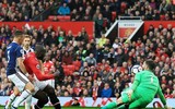 [ẢNH] Mourinho cay đắng, sao M.U thất thểu khi dâng cúp vô địch cho Man City