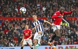 [ẢNH] Mourinho cay đắng, sao M.U thất thểu khi dâng cúp vô địch cho Man City