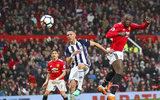 [ẢNH] Mourinho cay đắng, sao M.U thất thểu khi dâng cúp vô địch cho Man City