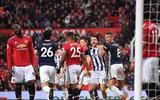 [ẢNH] Mourinho cay đắng, sao M.U thất thểu khi dâng cúp vô địch cho Man City