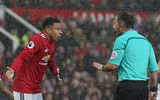 [ẢNH] Mourinho cay đắng, sao M.U thất thểu khi dâng cúp vô địch cho Man City