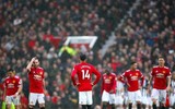 [ẢNH] Mourinho cay đắng, sao M.U thất thểu khi dâng cúp vô địch cho Man City