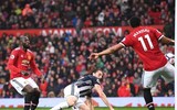 [ẢNH] Mourinho cay đắng, sao M.U thất thểu khi dâng cúp vô địch cho Man City
