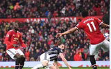 [ẢNH] Mourinho cay đắng, sao M.U thất thểu khi dâng cúp vô địch cho Man City