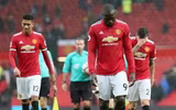 [ẢNH] Mourinho cay đắng, sao M.U thất thểu khi dâng cúp vô địch cho Man City