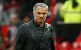 [ẢNH] Mourinho cay đắng, sao M.U thất thểu khi dâng cúp vô địch cho Man City