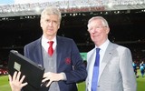 [ẢNH] Có gì bên trong hộp quà Sir Alex Ferguson tặng HLV Wenger?