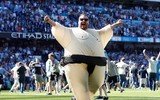 [ẢNH] Man City phấn khích nâng cao cúp vô địch Ngoại hạng Anh