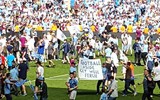 [ẢNH] Man City phấn khích nâng cao cúp vô địch Ngoại hạng Anh