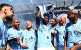 [ẢNH] Man City phấn khích nâng cao cúp vô địch Ngoại hạng Anh