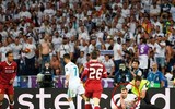 [ẢNH] Ronaldo cáu tiết vì bị fan cuồng phá ngang khi đang chuẩn bị ghi bàn
