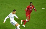 [ẢNH] Ronaldo cáu tiết vì bị fan cuồng phá ngang khi đang chuẩn bị ghi bàn