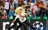 [ẢNH] Ronaldo cáu tiết vì bị fan cuồng phá ngang khi đang chuẩn bị ghi bàn