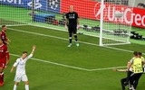 [ẢNH] Ronaldo cáu tiết vì bị fan cuồng phá ngang khi đang chuẩn bị ghi bàn