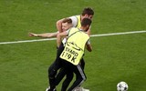 [ẢNH] Ronaldo cáu tiết vì bị fan cuồng phá ngang khi đang chuẩn bị ghi bàn