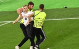 [ẢNH] Ronaldo cáu tiết vì bị fan cuồng phá ngang khi đang chuẩn bị ghi bàn