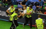 [ẢNH] Ronaldo cáu tiết vì bị fan cuồng phá ngang khi đang chuẩn bị ghi bàn
